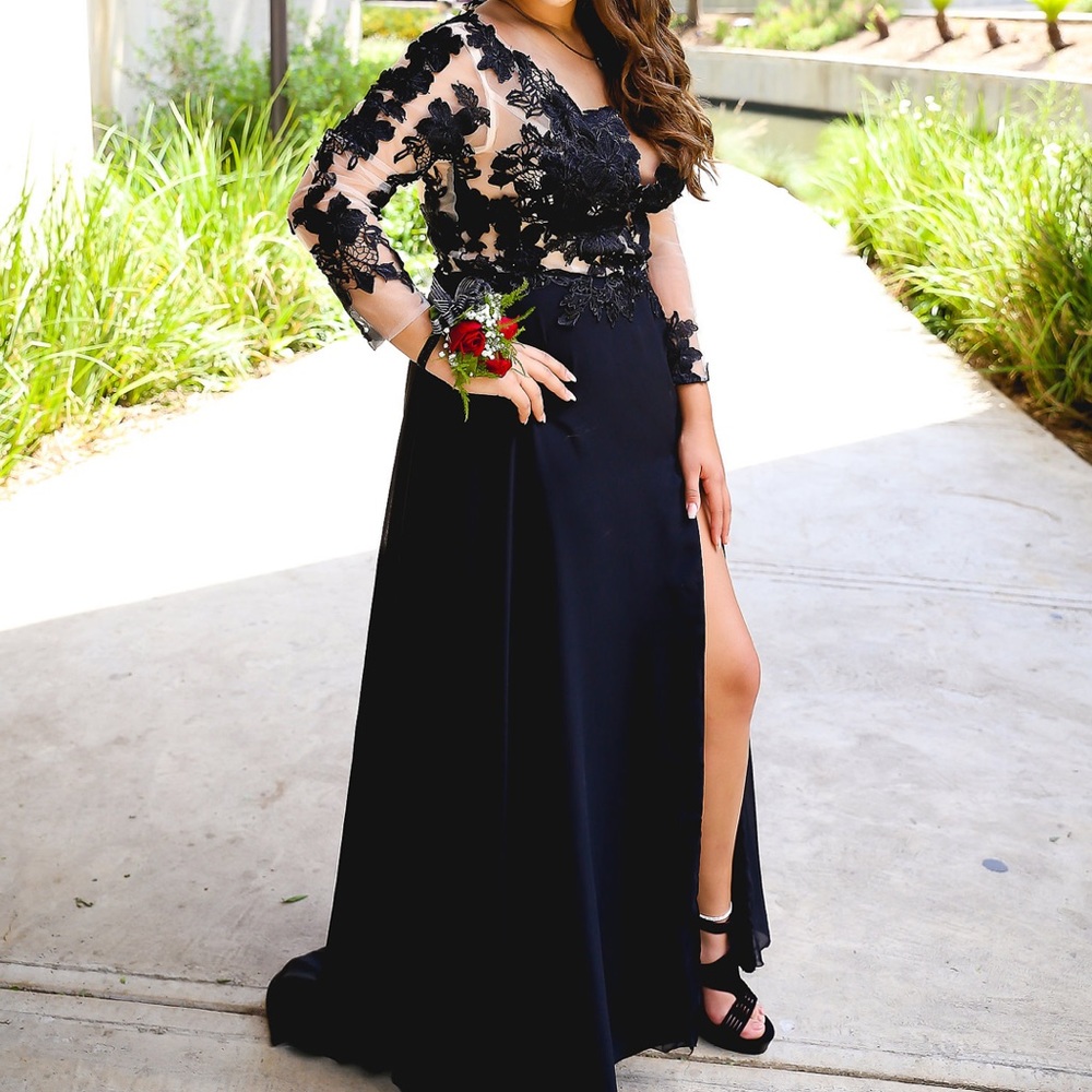 Black dress, only worn once, very comfortable!